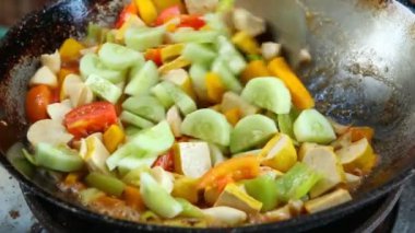 Sebzeli Asya yemeği manzarası.