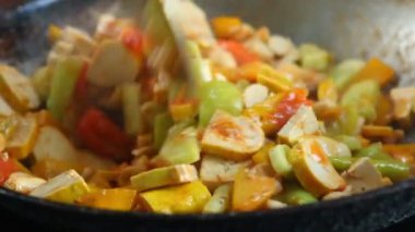 Sebzeli Asya yemeği manzarası.