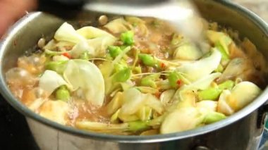 Sebzeli Asya yemeği manzarası.