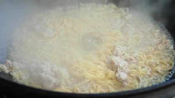 日本で即席麺を揚げる チェンマイタイ — ストック動画