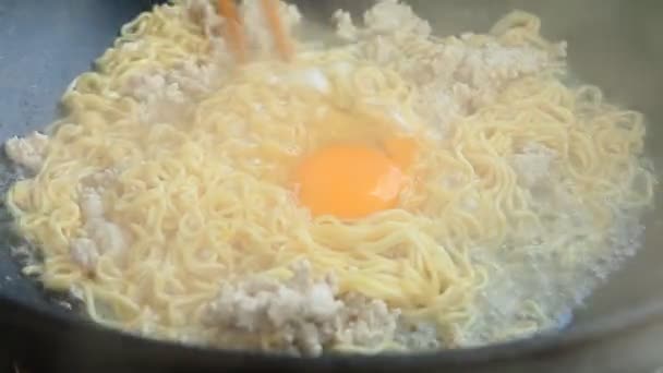 日本で即席麺を揚げる チェンマイタイ — ストック動画