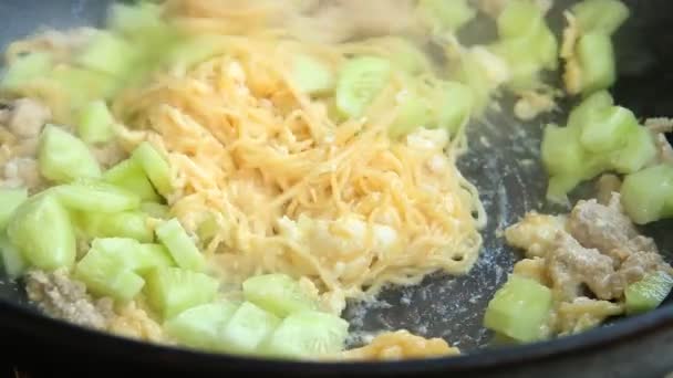 日本で即席麺を揚げる チェンマイタイ — ストック動画