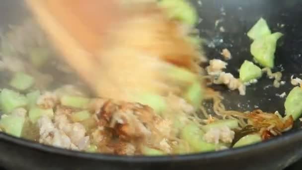 日本で即席麺を揚げる チェンマイタイ — ストック動画