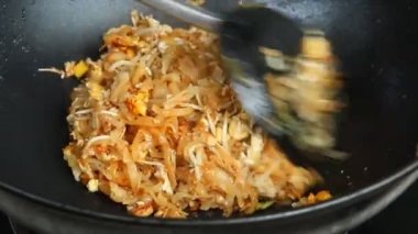 Tavada doğranmış tavuklu erişte ve Tayland yemeği.