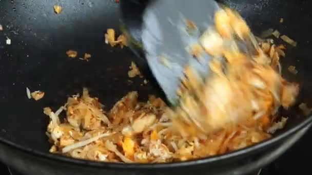 Άνθρωπος Τηγάνισμα Noodles Ψιλοκομμένο Κοτόπουλο Στο Τηγάνι Ταϊλάνδης Διάσημο Φαγητό — Αρχείο Βίντεο