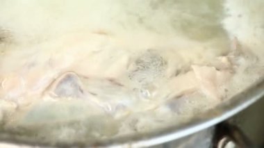 Çorba yapmak için haşlanmış tavuk çerçevesi, Chiangmai Tayland 'da.