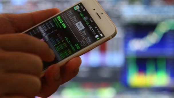 株式交換ボードの背景を持つスマートフォン スタジオでチェンマイタイ — ストック動画