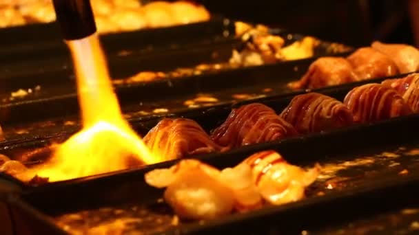Człowiek Wieje Ogień Przez Palnik Sushi Rynku Chiangmai Tajlandii — Wideo stockowe