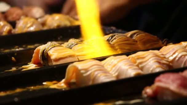 Man Blåser Eld Med Blåslampa Sushi Gatumarknaden Chiangmai Thailand — Stockvideo