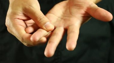 Stüdyoda ellerini ovuşturan adam.