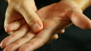 Stüdyoda ellerini ovuşturan adam.