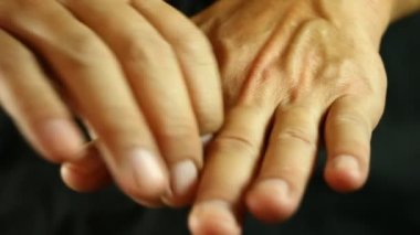 Stüdyoda ellerini ovuşturan adam.