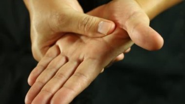 Stüdyoda ellerini ovuşturan adam.