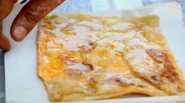 Un ve sokak yemeğinden yapılmış roti ya da Hint yemeği yapan adam.