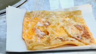 Un ve sokak yemeğinden yapılmış roti ya da Hint yemeği yapan adam.