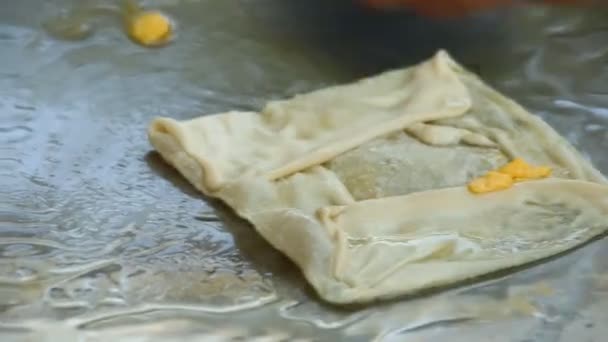 Человек Делает Roti Индийская Еда Муки Уличной Пищи — стоковое видео