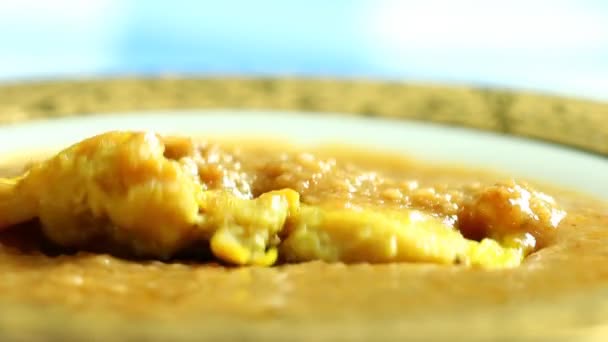 ピーナッツソースとポークサティ タイやアジア料理 — ストック動画
