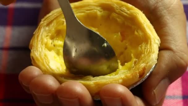 Hombre Comiendo Tarta Huevo Cerca — Vídeos de Stock