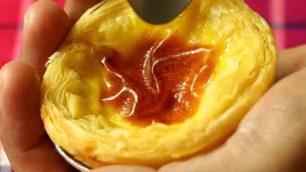 男人吃蛋挞 — 图库视频影像