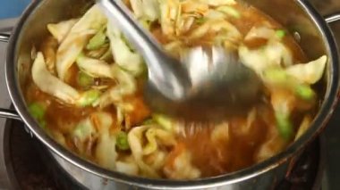 Tayland 'ın ünlü yemeği agasta ya da Kang som ile tamarind çorbası pişirmek..