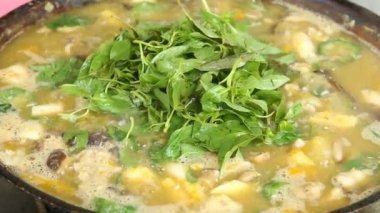 Sebzeli Asya yemeği manzarası.