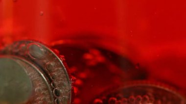 Camda kırmızı soda kabarcıkları olan bozuk paralar