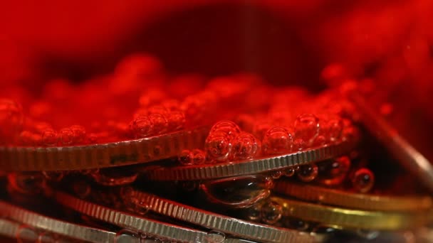 Κέρματα Κόκκινες Φυσαλίδες Σόδα Στο Γυαλί — Αρχείο Βίντεο