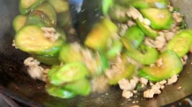 Patlıcan kızartması, tavada kıyma, Chiangmai Tayland 'da.