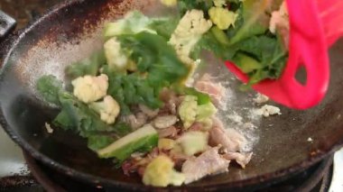 Sebzeli Asya yemeği manzarası.