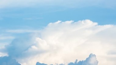 Tayland 'ın Chiangmai bölgesinde mavi gökyüzünde hareket eden bulutların hızlanması
