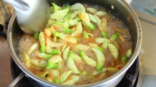 アガスタやカン ソムとタマリンドサワースープを調理 タイの有名な料理 — ストック動画
