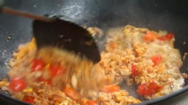 Tavada yumurtalı pilav, Tayland sokak yemeği.