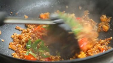 Tavada yumurtalı pilav, Tayland sokak yemeği.