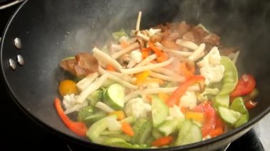 Tavada domuz eti ile karışık sebze kızartma, açık hava Chiangmai Tayland