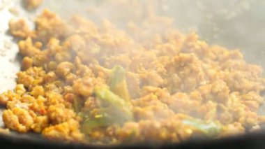 Tavada acı biberli kıyma ve Tayland yemeği..