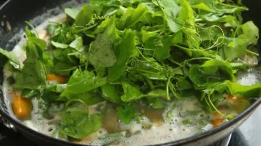 Tavada kırmızı köri pişiriyorum, Tayland yemekleri.