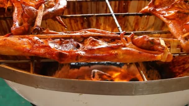 ストリートフードのストーブで鶏を焼く チェンマイタイ — ストック動画