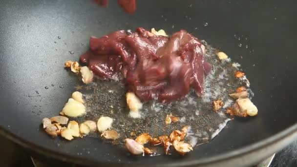 야채와 양념으로 고기를 조리하는 — 비디오