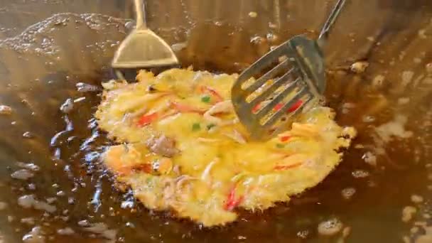 Homme Friture Oyster Omelette Dans Poêle Cuisine Rue Thaïlandaise Chiangmai — Video