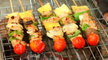 Izgarada kızarmış tavuk ve sebze.