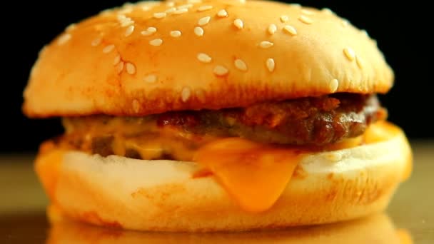 Burger Hovězím Masem Rajčaty Sýrem Černém Pozadí — Stock video