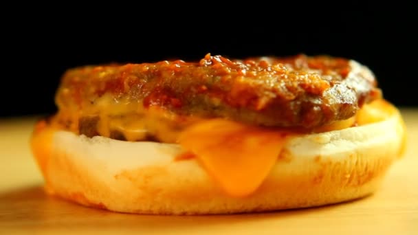 Gros Plan Délicieux Hamburger Fromage Tomate — Video