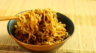 Çubuklu kızarmış erişte.