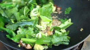 Sebzeli ve otlu taze salata