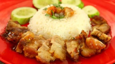 Soslu çıtır domuz eti, Tayland sokak yemeği.