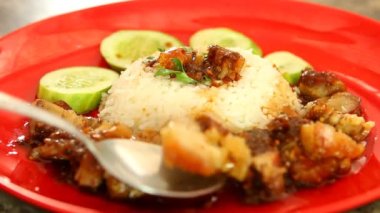 Soslu çıtır domuz eti, Tayland sokak yemeği.