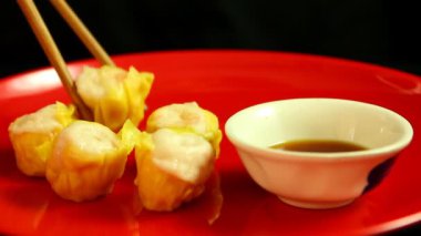 Chiangmai Tayland stüdyosundaki Çin hamur köftelerini tabağa koy..