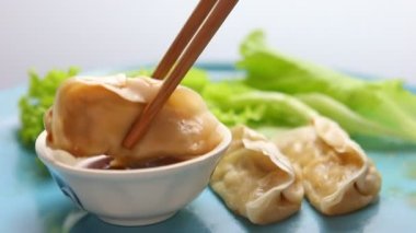 Chiangmai Tayland stüdyosundaki Çin hamur köftelerini tabağa koy..