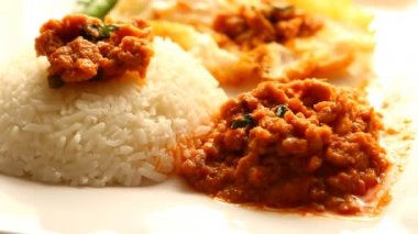 Hindistan cevizi sütü ve pandan yaprağıyla pişirilmiş güzel kokulu pirinç yemeği, Malezya 'nın ünlü yemeği..