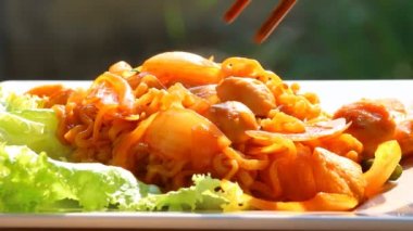 Stüdyo Chiangmai Tayland 'da hazır erişte yiyen bir adam.